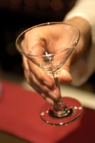 カクテル グラスの持ち方 007の場合 カクテル三昧 ー 酒の達人